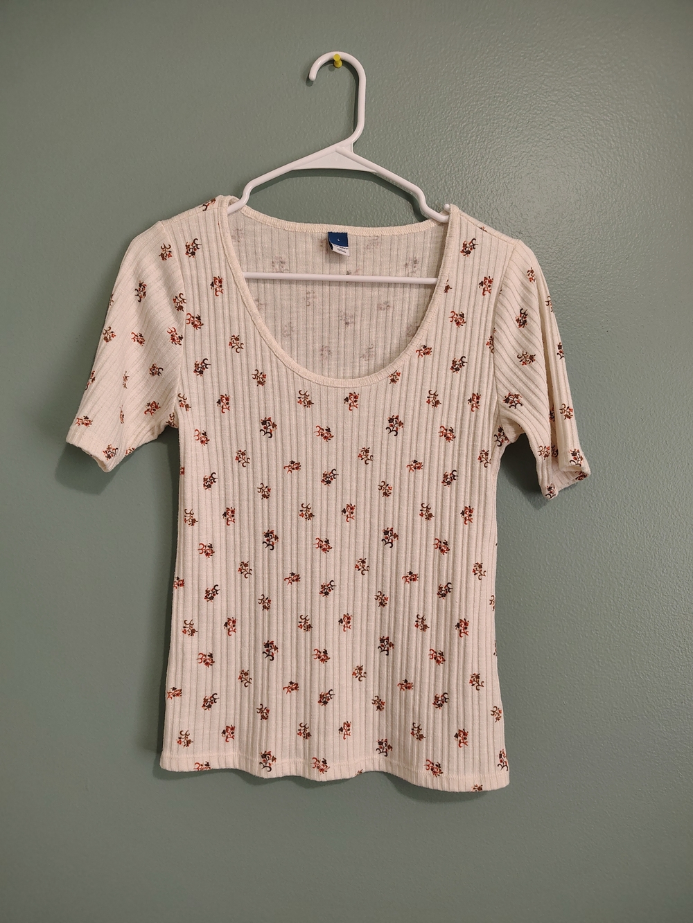 Old Navy Cream Ribbed Scoop Neck Tee with Tiny Floral Motif